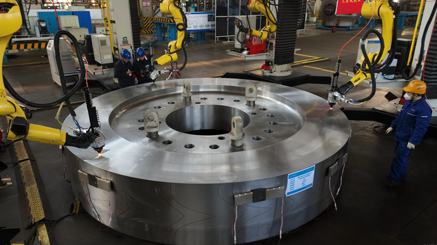 智能化焊接技術(shù)正應(yīng)用于世界單機(jī)容量最大500兆瓦沖擊式轉(zhuǎn)輪中心體鍛件進(jìn)行增材制造。東方電機(jī)供圖