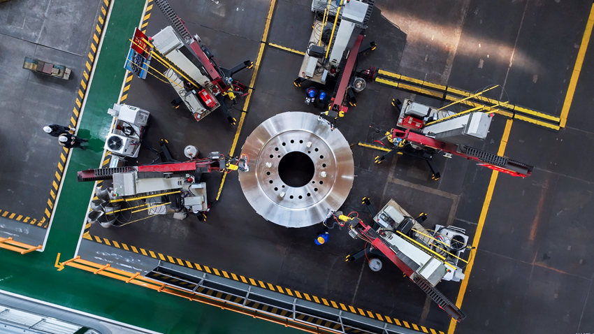 智能化焊接技術(shù)正應(yīng)用于世界單機(jī)容量最大500兆瓦沖擊式轉(zhuǎn)輪中心體鍛件進(jìn)行增材制造。東方電機(jī)供圖