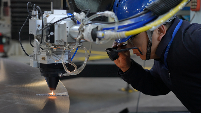 細(xì)小的“指尖”在鋼材上精確“點(diǎn)繡”出紋路。東方電機(jī)供圖