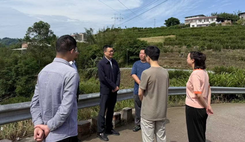 四川長江擔(dān)保集團(tuán)工作人員前往鄉(xiāng)村實(shí)地考察調(diào)研。受訪者供圖