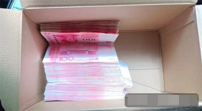牛奶盒中的3萬余元現(xiàn)金。新都公安供圖