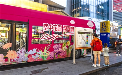 乘客等待即將開行的“音樂巴士”