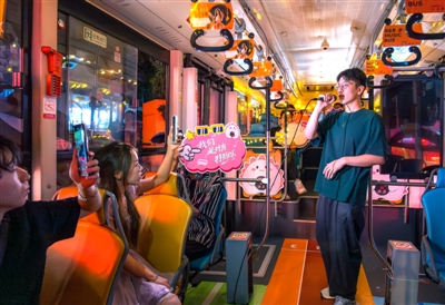 在“音樂巴士”里，乘客可以唱歌、交友、欣賞城市夜色
