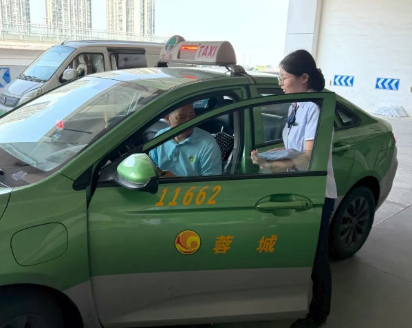 成都銀行工作人員上門為出租車司機(jī)發(fā)放服務(wù)網(wǎng)點(diǎn)信息表