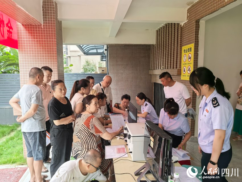 金悅?cè)A府小區(qū)，遂寧市不動(dòng)產(chǎn)登記中心工作人員現(xiàn)場(chǎng)受理業(yè)主辦證業(yè)務(wù)。歐歡攝