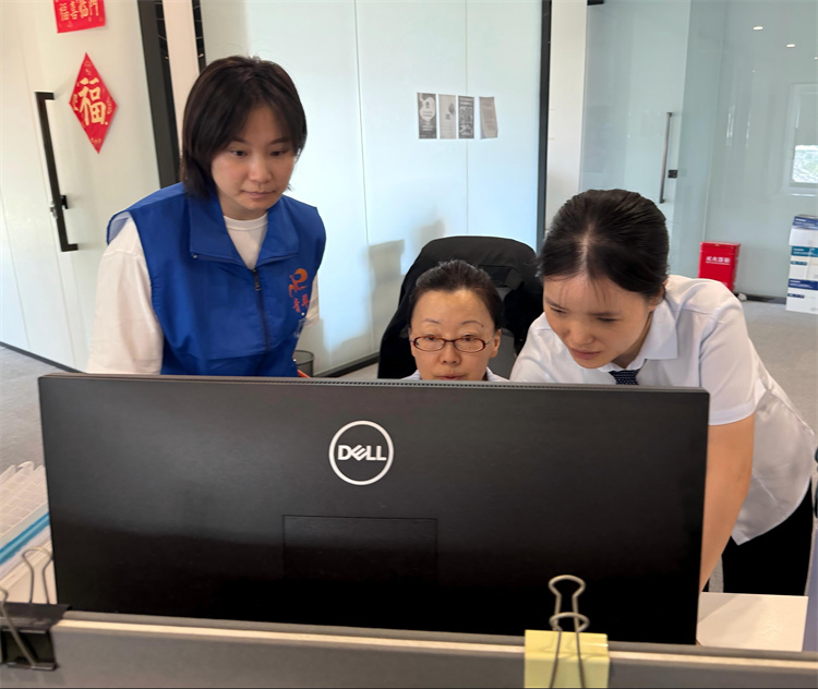 政務(wù)服務(wù)“直通車”開進(jìn)企業(yè)一線。黃成薇供圖