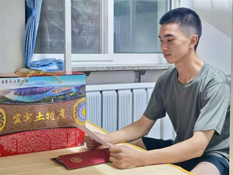 彭懷戰(zhàn)士收到書信。翠屏區(qū)融媒體中心供圖