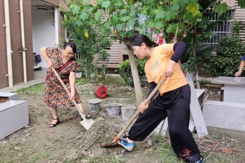 新東社區(qū)鴻運(yùn)小區(qū)居民自發(fā)組織參與小區(qū)環(huán)境整治。新都區(qū)委社會(huì)工作部供圖