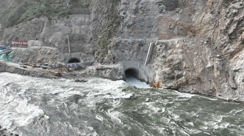 孟底溝水電站2號(hào)導(dǎo)流洞過(guò)流現(xiàn)場(chǎng)。中國(guó)水電四局供圖