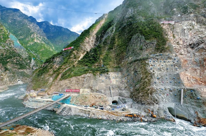 孟底溝水電站2條導(dǎo)流洞全貌。中國(guó)水電四局供圖