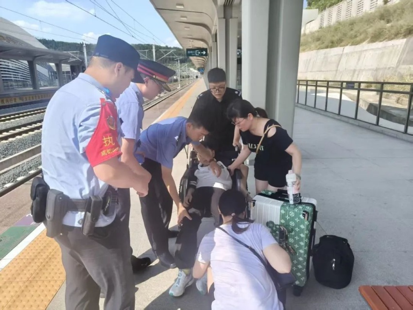 車站工作人員正協(xié)助搶救。廣元車務(wù)段供圖