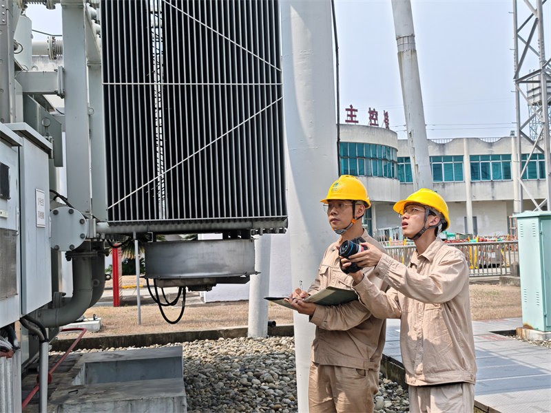 8月6日，世運首場比賽當日，國網(wǎng)成都市新都供電公司值守人員對新都香城體育中心主供電源點220千伏馬家變電站進行特巡測溫。張峻榤攝