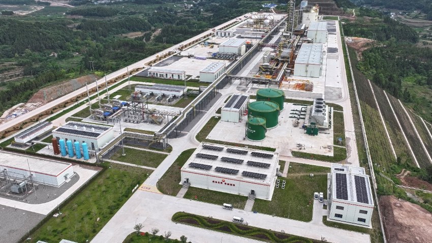鹽亭天然氣處理廠航拍全景。鹽亭天然氣廠供圖
