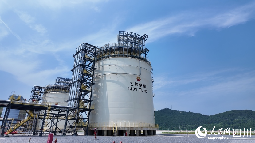 鹽亭天然氣處理廠乙烷儲(chǔ)罐。實(shí)習(xí)生張皓馨攝