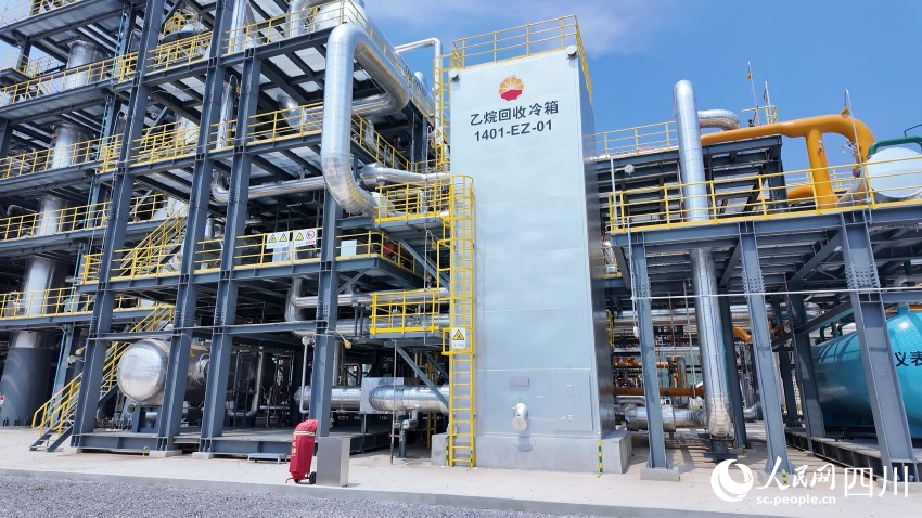 鹽亭天然氣處理廠乙烷回收冷箱。實(shí)習(xí)生張皓馨攝