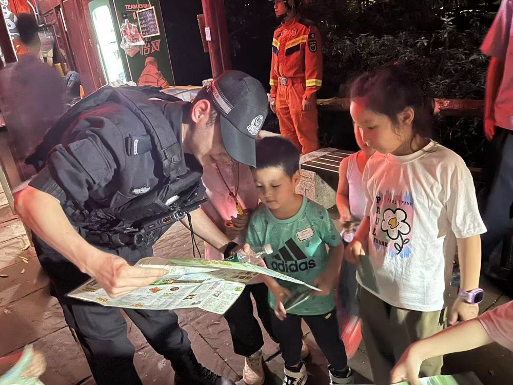 眉山生態(tài)警員向小朋友介紹螢火蟲種類分布和觀螢綠道。四川公安供圖