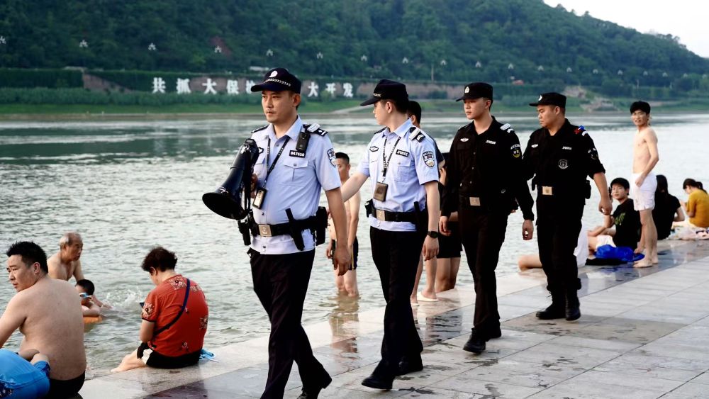 宜賓長江零公里生態(tài)警務(wù)室民警開展宣傳巡護(hù)工作。四川公安供圖