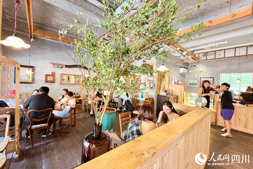 熱鬧的“當(dāng)歸”咖啡館。人民網(wǎng)記者 朱虹攝
