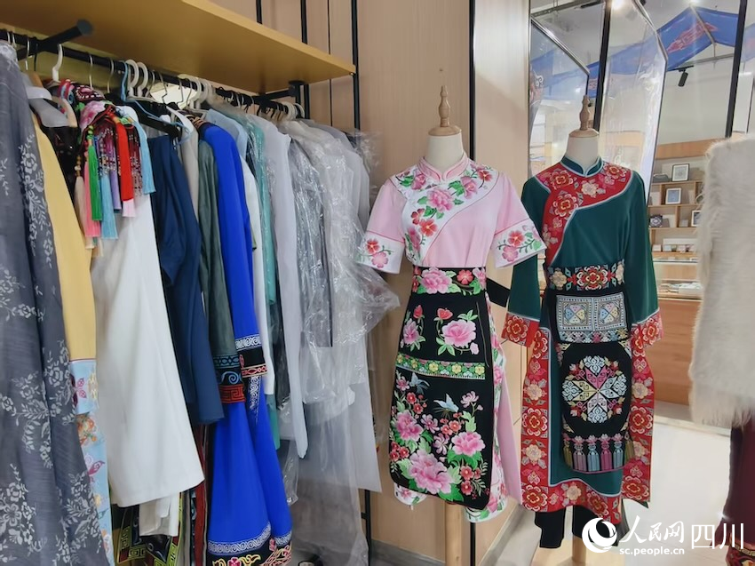 經(jīng)過楊紅莉改良后的羌族服飾。人民網(wǎng)記者 郭瑩攝