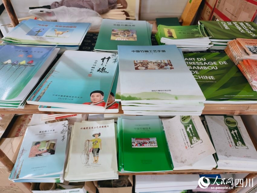 竹編工坊一角，擺放著竹編系列教材。人民網(wǎng)記者 郭瑩攝