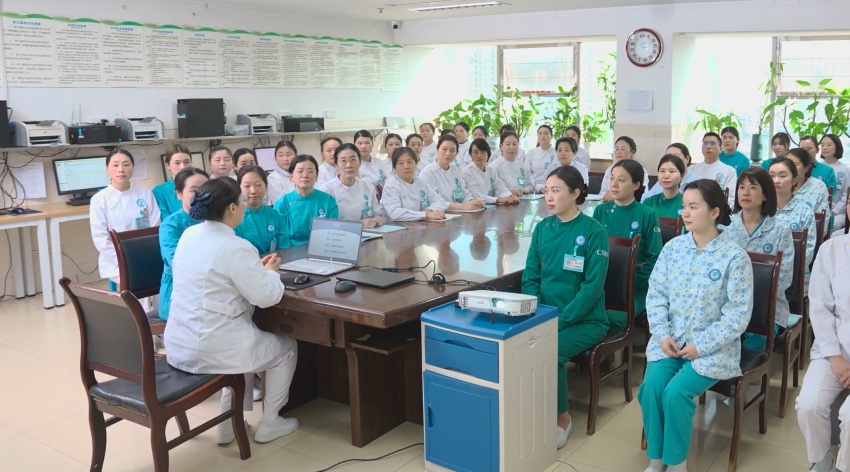 醫(yī)護(hù)人員開展培訓(xùn)。巴中市中心醫(yī)院供圖