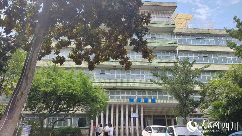 巴中市中心醫(yī)院病房樓。實(shí)習(xí)生 唐藝娟攝