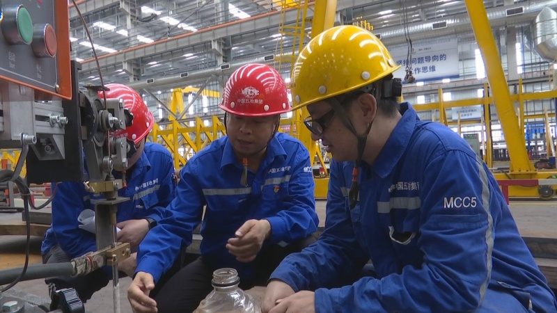 五冶集團(tuán)（成都）鋼構(gòu)科技有限公司焊接負(fù)責(zé)人劉建立正與團(tuán)隊(duì)展開(kāi)討論。簡(jiǎn)陽(yáng)市融媒體中心供圖