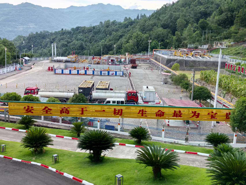 普光氣田301集氣站。人民網(wǎng)記者 劉海天攝