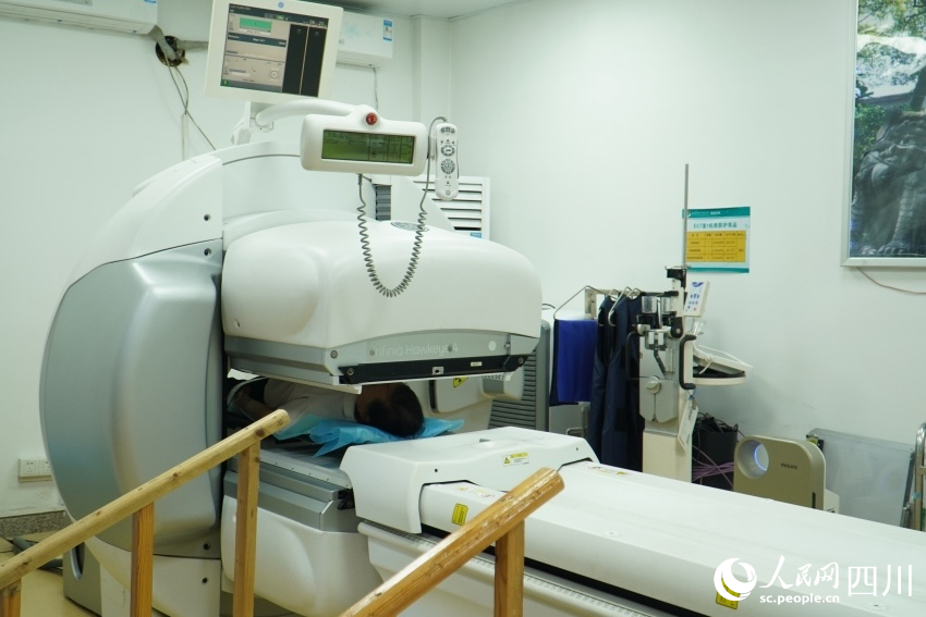 用核醫(yī)療設(shè)備為患者檢查。人民網(wǎng) 趙祖樂(lè)攝