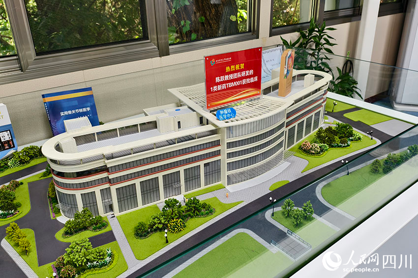 西南醫(yī)科大學(xué)附屬醫(yī)院核醫(yī)療中心規(guī)劃設(shè)計(jì)模型。人民網(wǎng) 趙祖樂(lè)攝