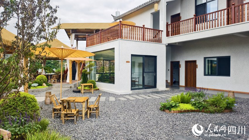 富有特色的川滇小園民宿。人民網(wǎng) 趙祖樂攝