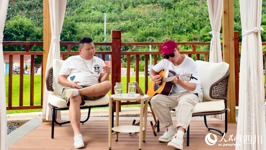 會(huì)東縣姜州鎮(zhèn)中和村里鄉(xiāng)村慢生活充滿詩(shī)意，琴聲與自然共鳴。人民網(wǎng) 趙祖樂(lè)攝