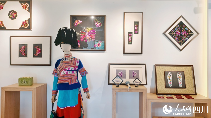 彝繡坊里展示的省級非物質(zhì)文化遺產(chǎn)——會東挑花繡作品。人民網(wǎng) 趙祖樂攝
