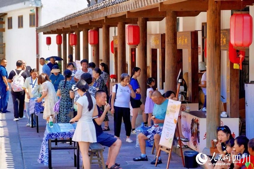 先市醬油赤水河莊園內(nèi)，游客們在休息之余品嘗醬油冰淇淋。楊藺攝