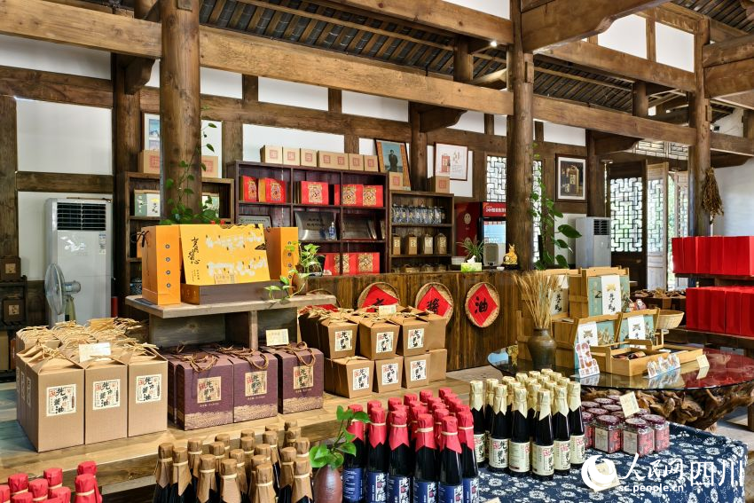 先市醬油赤水河莊園內(nèi)擺放的先市醬油產(chǎn)品。人民網(wǎng) 趙祖樂攝