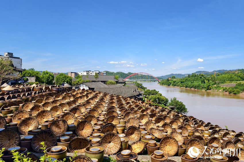 先市醬油赤水河莊園內釀造醬油的陶缸整齊排列。人民網(wǎng) 趙祖樂攝