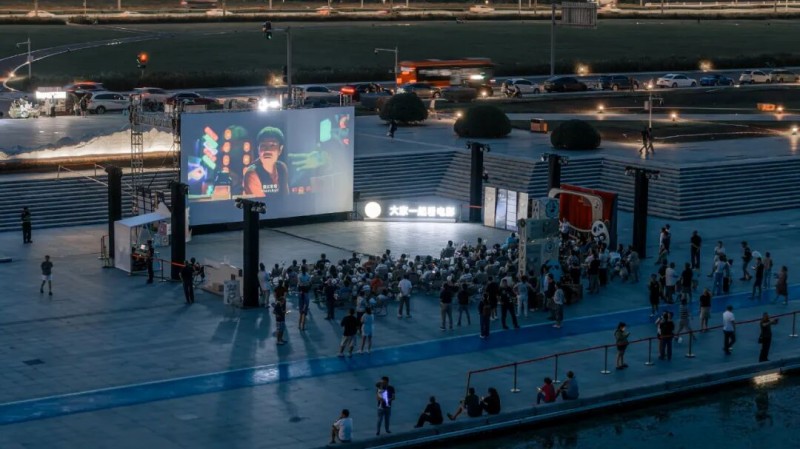 市民在興隆湖畔觀看電影。馬驥攝