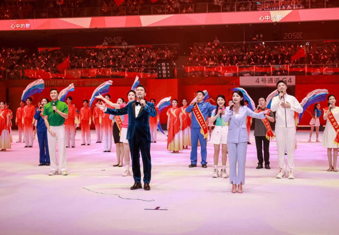 【錦觀新聞】四川省首屆職工運(yùn)動(dòng)會(huì)開幕 成都242名運(yùn)動(dòng)員參賽開幕式現(xiàn)場，65支代表隊(duì)、1300名運(yùn)動(dòng)員代表齊聚成都高新體育中心。
