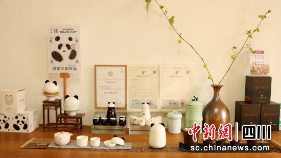 明月村文創(chuàng)產(chǎn)品。(唐啟浩 攝)