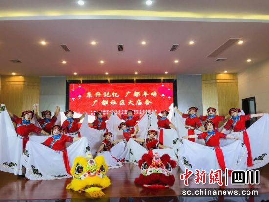 雙流區(qū)組織少數(shù)民族業(yè)余舞蹈隊常態(tài)開展文藝匯演。雙流區(qū)供圖