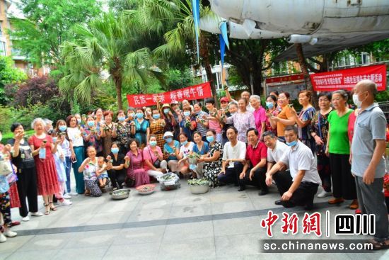 雙流區(qū)歐城花園小區(qū)組織各族居民開展端午包粽子活動。雙流區(qū)供圖