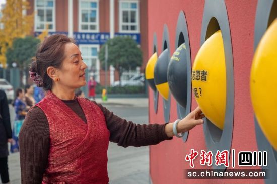 雙流區(qū)在少數(shù)民族聚居社區(qū)打造民族特色文化墻。雙流區(qū)供圖