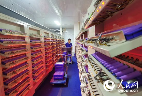 粵桂協(xié)作有力促進了廣西縣域經(jīng)濟發(fā)展。圖為工人在一家入駐廣西大新縣的大灣區(qū)新能源電池企業(yè)生產(chǎn)車間工作。人民網(wǎng) 付華周攝