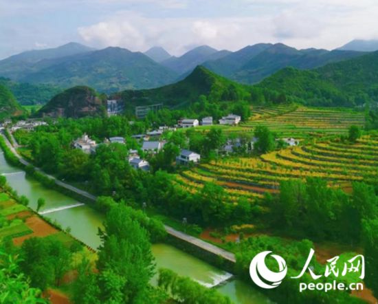 陜西商洛漫川關(guān)鎮(zhèn)民宿群。人民網(wǎng) 王麗攝