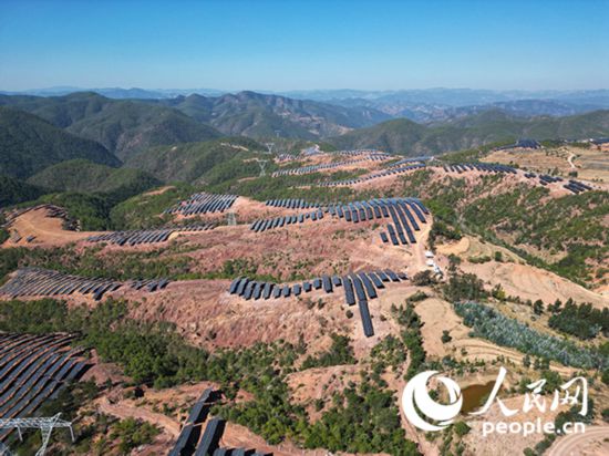 云南南華羅文村的山坡上，一塊塊光伏板連接成片。人民網(wǎng)記者 程浩攝