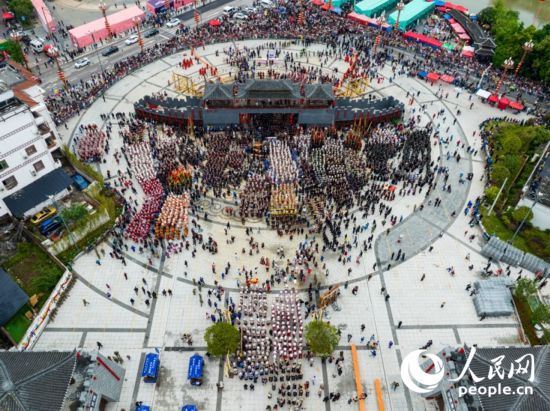 航拍貴州省臺(tái)江縣姊妹節(jié)萬人盛裝游演隊(duì)伍。人民網(wǎng) 陽茜攝