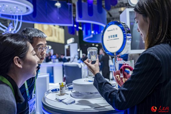 2024年11月5日，第七屆進(jìn)博會現(xiàn)場，美敦力展臺展示的“全球首展”。人民網(wǎng)記者 王初攝