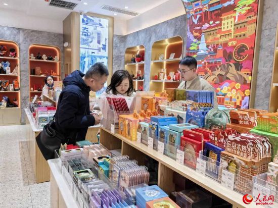 “晉禮城市會客廳”文創(chuàng)店內(nèi)，顧客在精心挑選。人民網(wǎng)記者 武笑攝