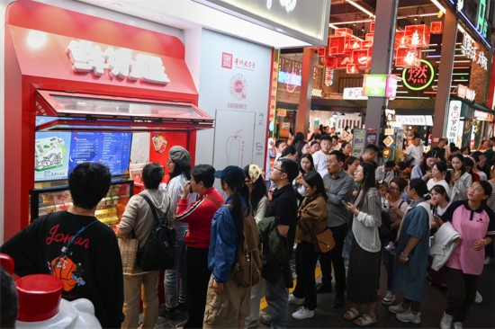 2024年國慶假期，貴州好一多青云路首店迎來消費(fèi)高峰期。吳蔚攝