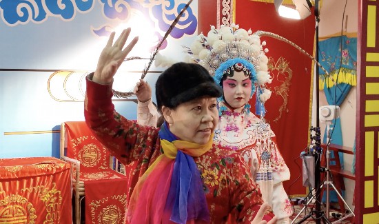 有女生拜王小娟為師，每周坐高鐵從重慶趕來，在劇場學(xué)習(xí)一個小時川劇后，再趕回學(xué)校上課。韓超攝